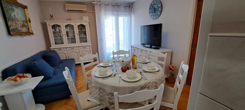 TV and multimedia, Living room, Seating area, Dining area