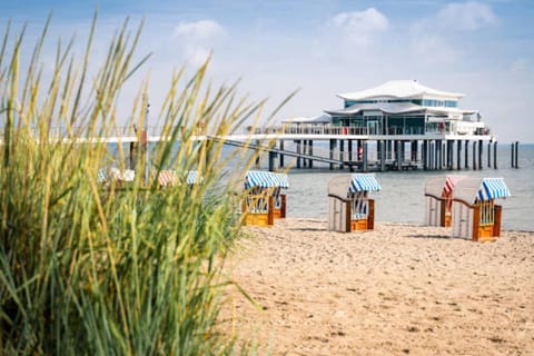Staff, Beach