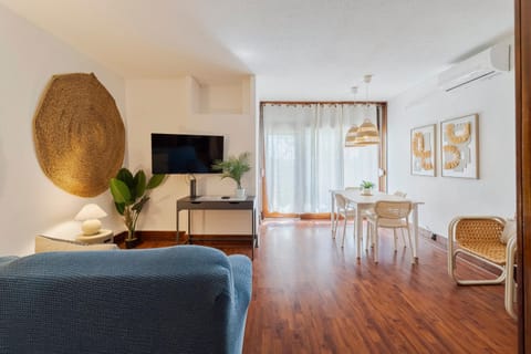Communal lounge/ TV room, TV and multimedia, Living room, Seating area, Dining area, air conditioner