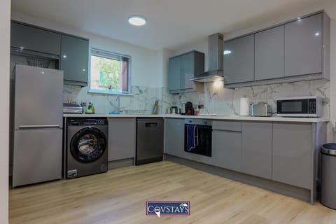 Beauchamp House - 2-bed apartment in Coventry City Centre, Free Parking, by COVSTAYS Apartment in Coventry