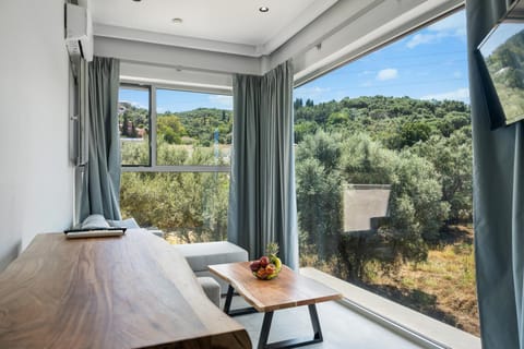 Spring, Day, Natural landscape, Garden, TV and multimedia, View (from property/room), Dining area, Garden view, Mountain view