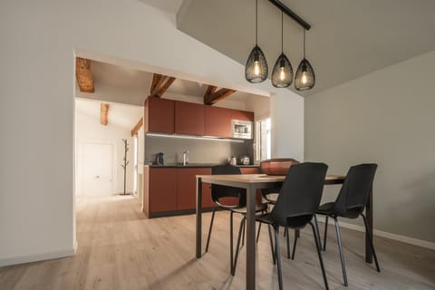 Kitchen or kitchenette, Dining area