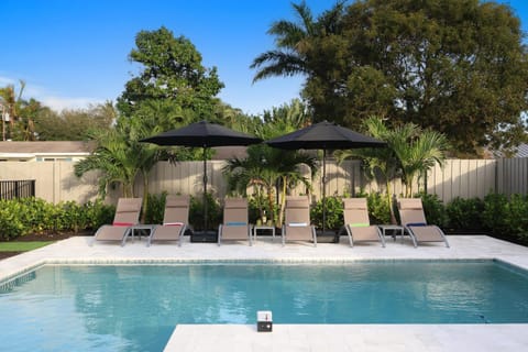 Property building, Garden, Swimming pool, sunbed