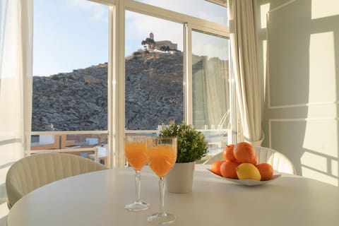 Natural landscape, Food and drinks, Dining area, Mountain view