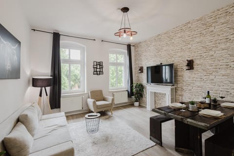Communal lounge/ TV room, TV and multimedia, Living room, Seating area, Evening entertainment