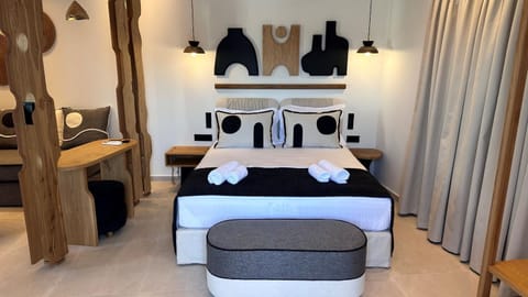 Bed, Living room, Photo of the whole room, Seating area, Bedroom, towels