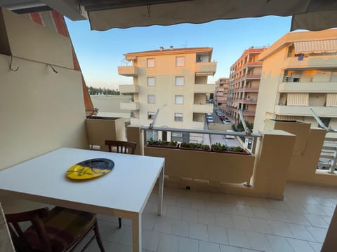 Property building, Day, View (from property/room), Balcony/Terrace, Dining area, City view