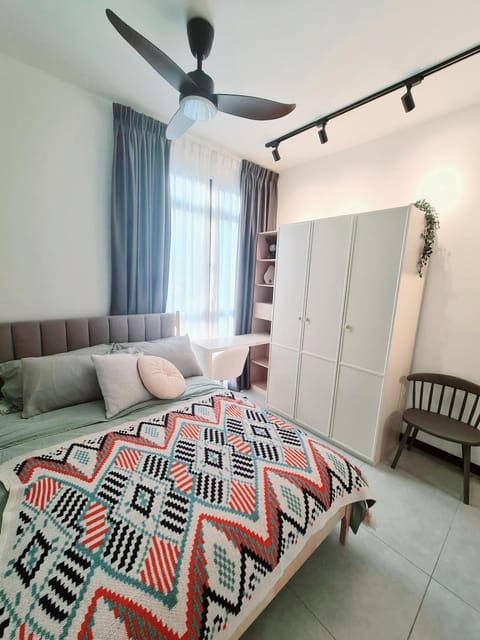 Bedroom, fireplace, wardrobe