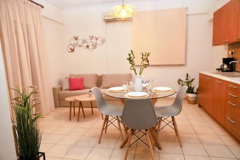 Kitchen or kitchenette, Seating area, Dining area