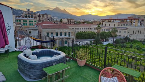Nearby landmark, Natural landscape, Hot Tub, Evening entertainment, City view, Mountain view, Pool view, Swimming pool, Sunrise, Sunset