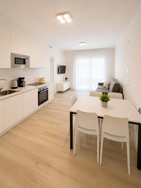 TV and multimedia, Coffee/tea facilities, Dining area, dishwasher, microwave, oven, kitchen