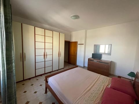 Bed, TV and multimedia, Photo of the whole room, Bedroom, wardrobe