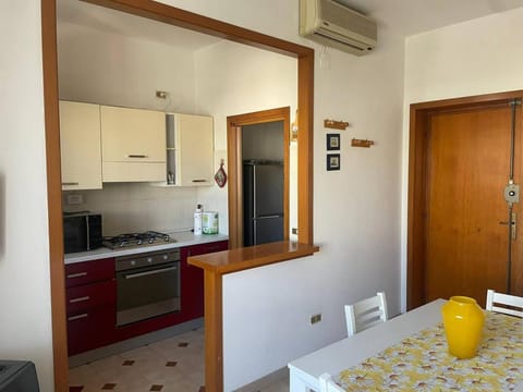Kitchen or kitchenette, Dining area, minibar, oven, pet friendly, stove