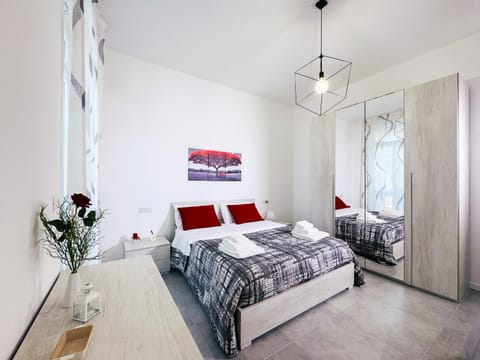 Photo of the whole room, Bedroom, wardrobe