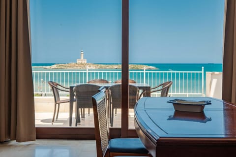 View (from property/room), Balcony/Terrace, Dining area