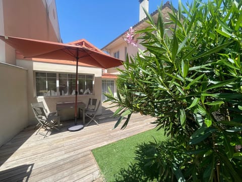 Patio, Garden, Dining area, Garden view
