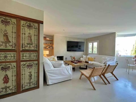 TV and multimedia, Living room, Seating area, Dining area