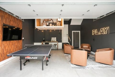 Rooftop Deck and Rec Room Minutes to DWNTN House in East Nashville