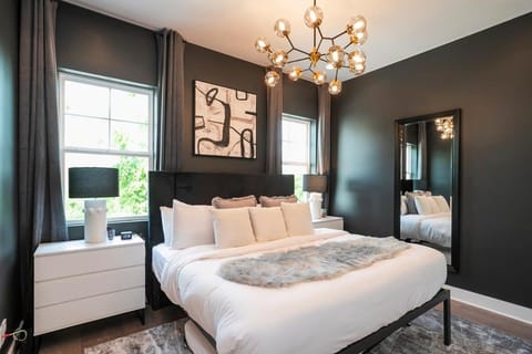 Rooftop Deck and Rec Room Minutes to DWNTN House in East Nashville