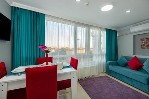 Communal lounge/ TV room, TV and multimedia, Living room, Seating area, Dining area