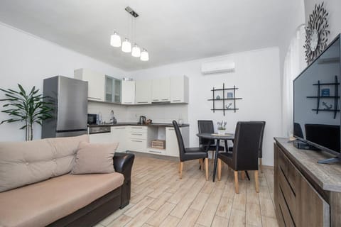 TV and multimedia, Kitchen or kitchenette, Living room, Seating area, Dining area