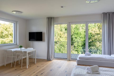 Communal lounge/ TV room, Bed, TV and multimedia, Bedroom, Garden view