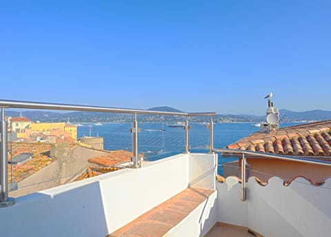 View (from property/room), Balcony/Terrace, Landmark view, Sea view