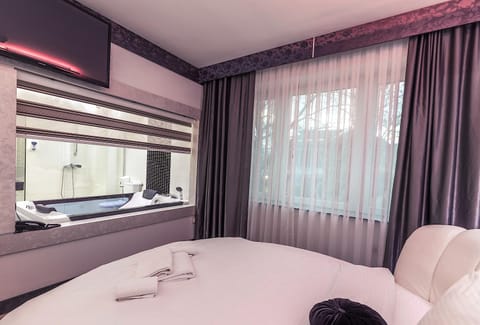 View (from property/room), Other, Photo of the whole room, Decorative detail, Bedroom, Area and facilities