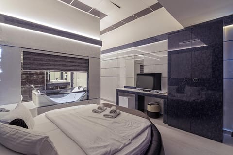 Shower, Toilet, Hot Tub, Bathroom, View (from property/room), Spa and wellness centre/facilities, Other, Decorative detail, Bedroom, Area and facilities