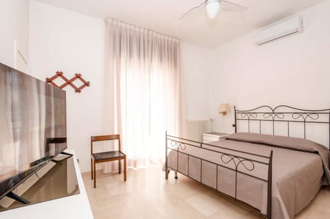 Bed, TV and multimedia, Photo of the whole room, Bedroom, air conditioner