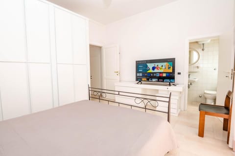 Bed, TV and multimedia, Bedroom, wardrobe