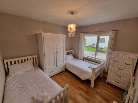 Bed, Photo of the whole room, Bedroom, internet, wardrobe