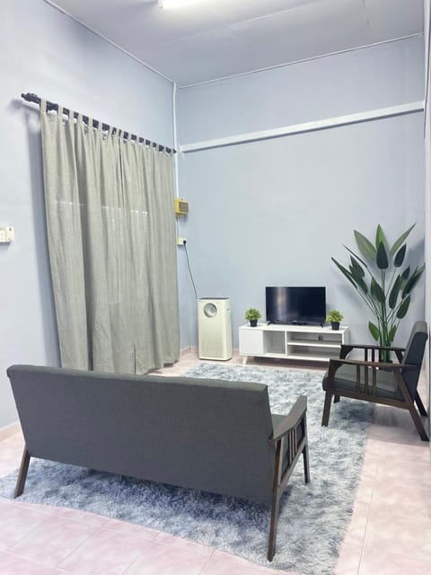 Communal lounge/ TV room, TV and multimedia, Living room, Seating area, Evening entertainment