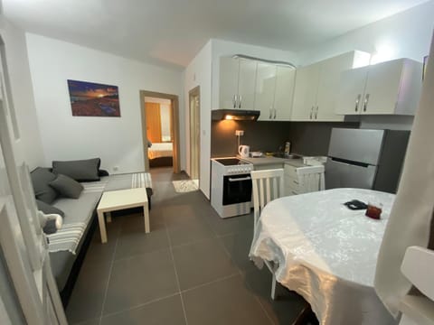 Bed, Kitchen or kitchenette, oven, stove