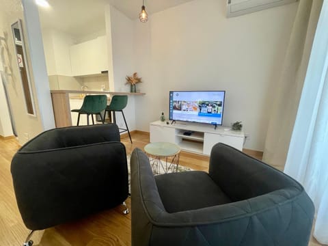 TV and multimedia, Living room, Seating area, hair dresser
