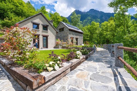 Property building, Day, Neighbourhood, Natural landscape, Garden, Garden view, Mountain view