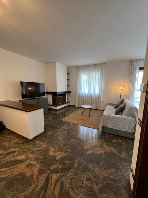 TV and multimedia, Photo of the whole room, Seating area