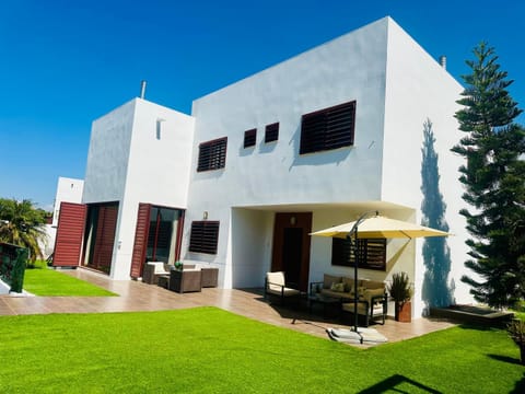 Property building, Patio, Spring, Day, Garden, Garden view