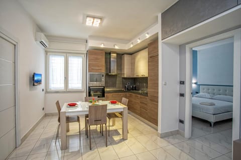 Kitchen or kitchenette, Photo of the whole room, Dining area, minibar, pet friendly, stove