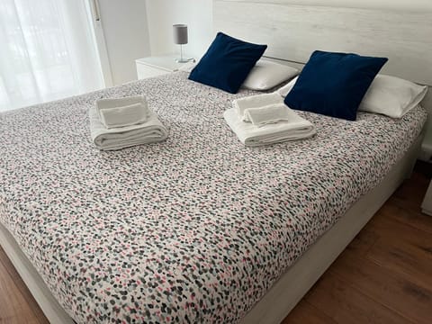 Bed, Bedroom, towels