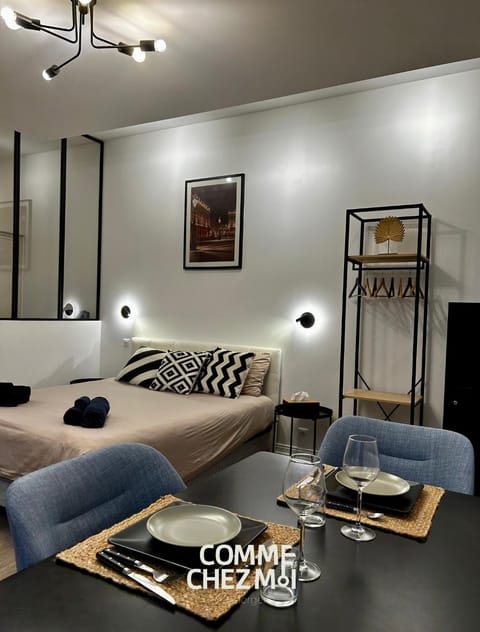 Bed, Photo of the whole room, Seating area, Bedroom