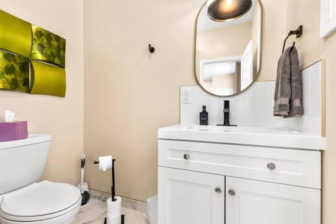 New! Luxury 1BR Flat near Downtown Mount Clemens Apartment in Mount Clemens