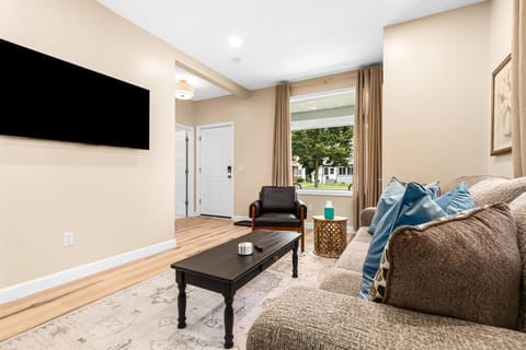 New! Luxury 1BR Flat near Downtown Mount Clemens Apartment in Mount Clemens