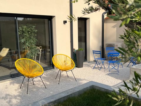 Property building, Patio, Balcony/Terrace