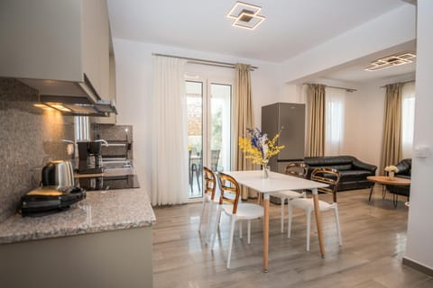 Kitchen or kitchenette, Seating area, Dining area