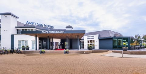 Property building, Facade/entrance, Day