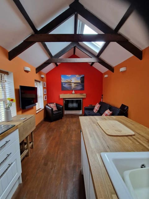 Property building, TV and multimedia, Kitchen or kitchenette, Living room, Seating area, Evening entertainment, minibar