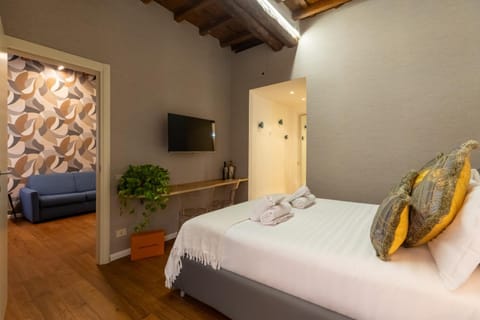 Bed, TV and multimedia, Photo of the whole room, Bedroom, towels