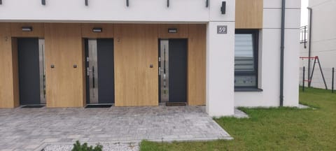 Property building, Facade/entrance, Day