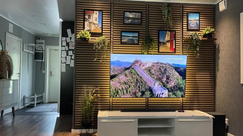 Communal lounge/ TV room, TV and multimedia, Evening entertainment, Lake view, Mountain view